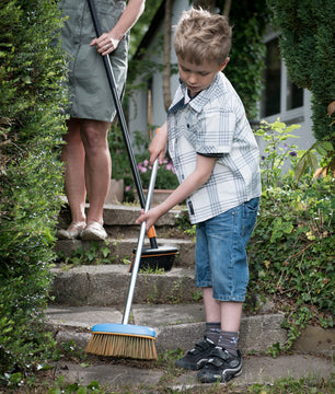 Fiskars MyFirstFiskars Kinder-Besen in Silber/Blau/Gelb, 82x21 cm Aluminiumstiel
