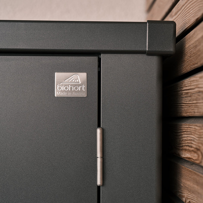 Biohort Terrassenschrank Julia – Detail, M HIGH dunkelgrau Logo