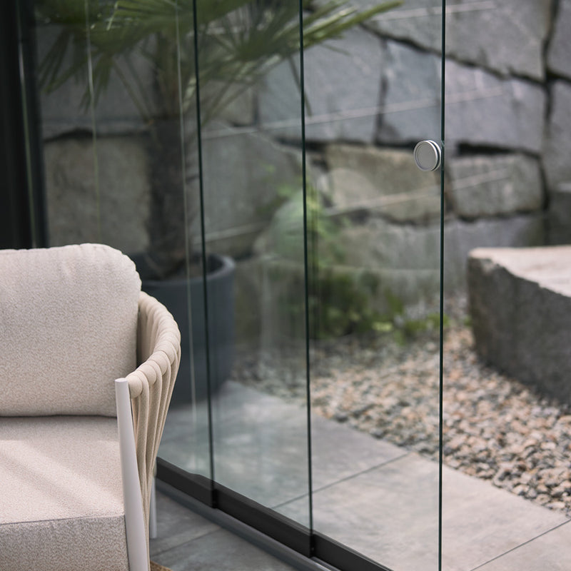 Biohort Pergola – Milieubild, 3x3 dunkelgrau Glasschiebewand