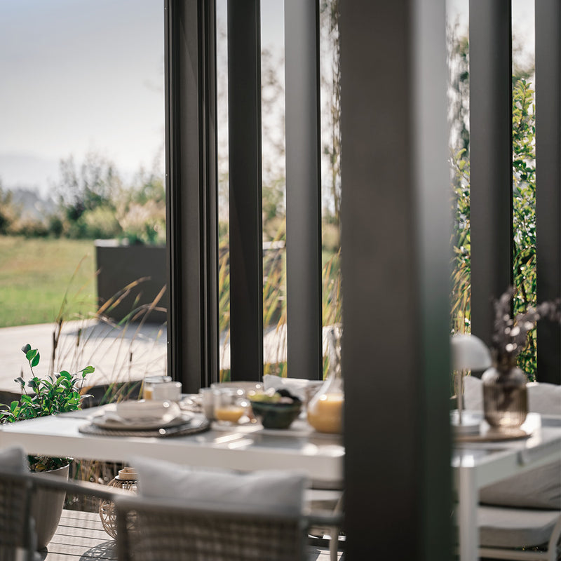Biohort Pergola – Milieubild, 4x3 dunkelgrau Lam-silber