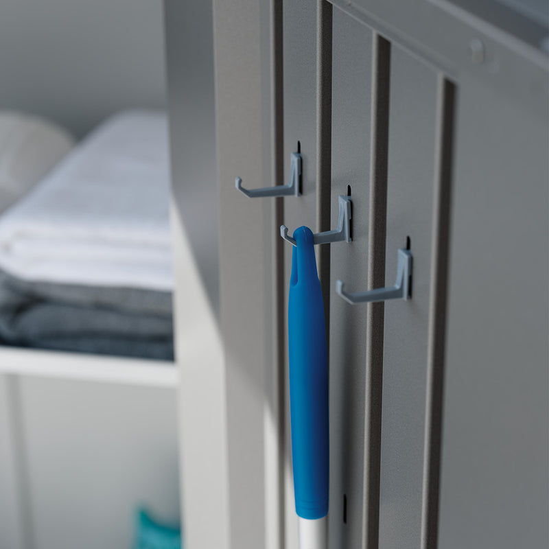 Biohort Terrassenschrank Romeo – Detail Aufhaengehaken (Abbildung kann in Farbe abweichen)