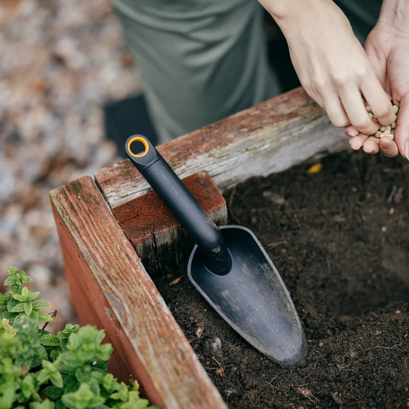 Fiskars Solid Blumenkelle als Schaufel-Kleingerät, für Schaufeln im Garten